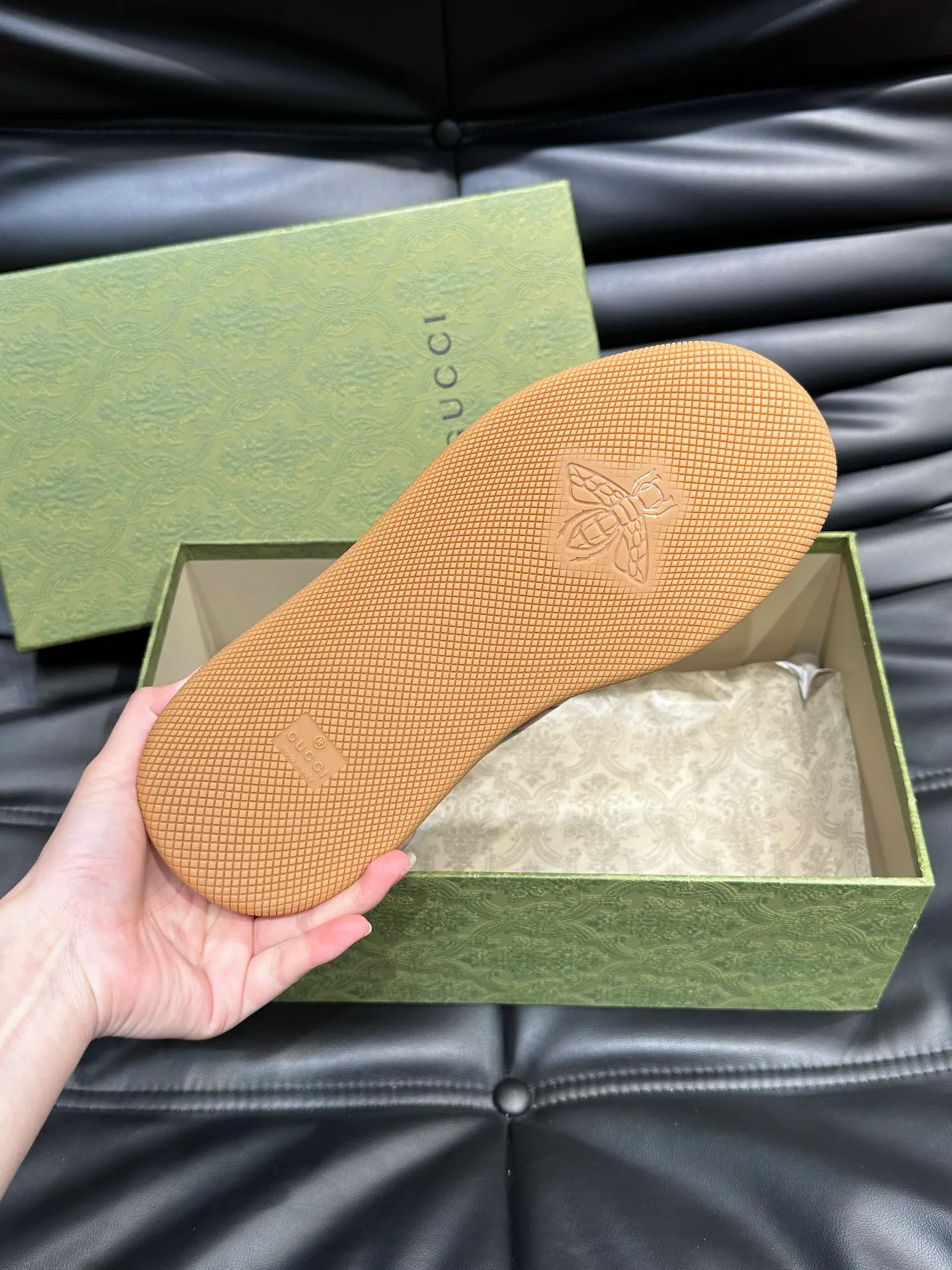 Men's men's shoes 💰p500 "GUCC*" Screener series 👫 Couple style GG thick-soled sneakers, the Screener series is inspired by the classic sneakers of the 1970s, cleverly incorporating the retro Gucci logo, two-color waterproof platform soles, and 5CM thick soles to enhance the aura, conveying the new design concept that a single product should be permanently accompanied by the passage of time, creating a retro distressed effect, decorated with metallic double G oval enamel details! High-quality, versatile classic items, highly recommended. Size female 35-39, male 38-44